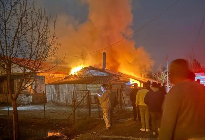 Sakarya'da, komşularını öldüren baba ile oğlunun evinde yangın