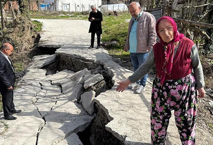 Bartın'da heyelanda mahalledeki yol çöktü