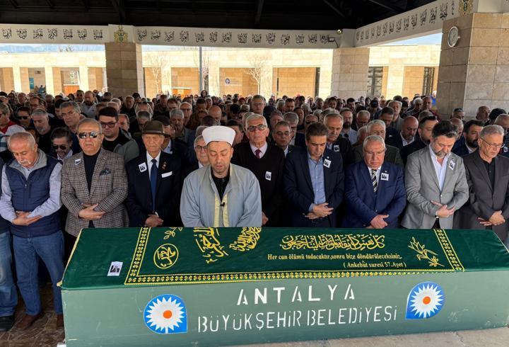 Gazeteci Savaşeri, son yolculuğuna uğurlandı