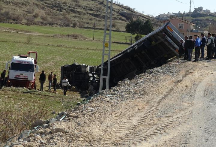 Gercüş’te devrilen TIR'ın sürücüsü yaralandı