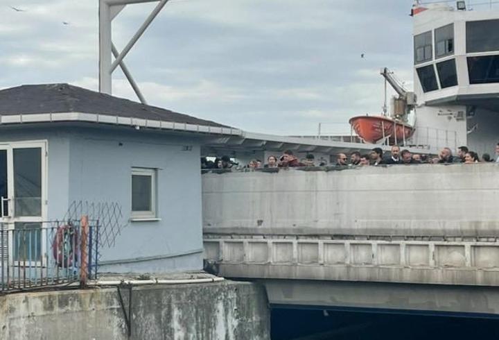 Yalova'da, dümeni kilitlenen feribot, iskeleye çarptı