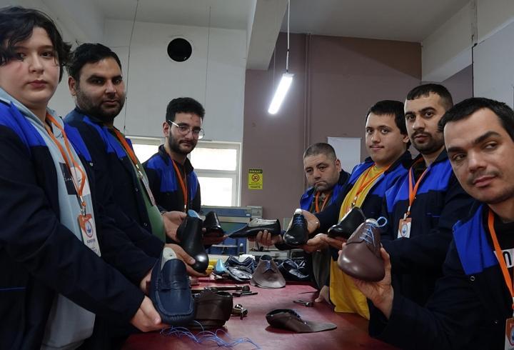 Özel bireyler hem meslek öğreniyor hem üretiyor