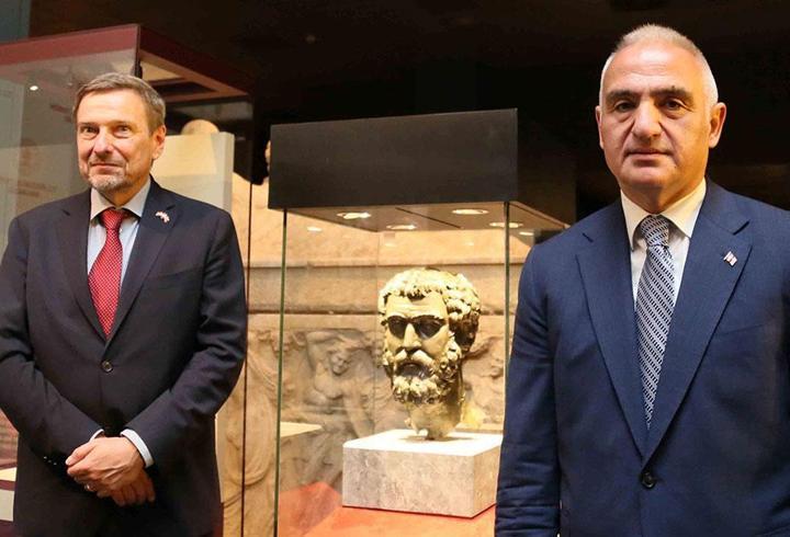 İmparator Septimius Severus heykeli, başına kavuştu