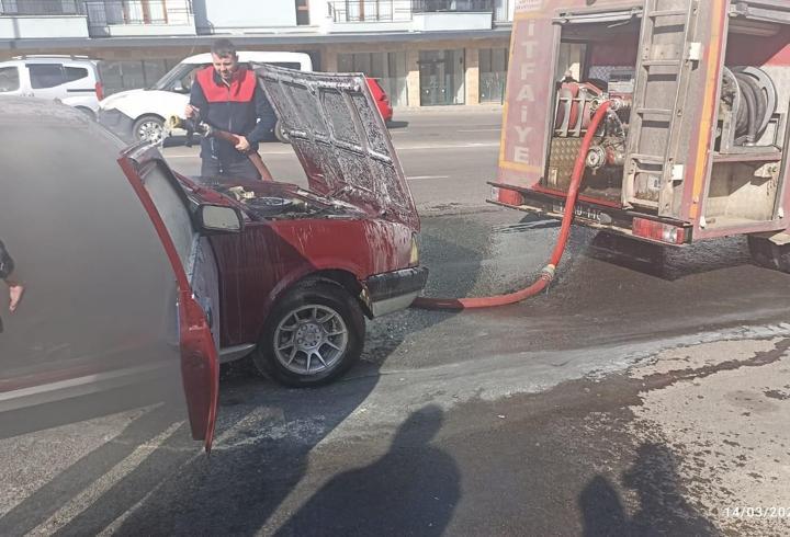 Bingöl’de otomobildeki yangını itfaiye söndürdü