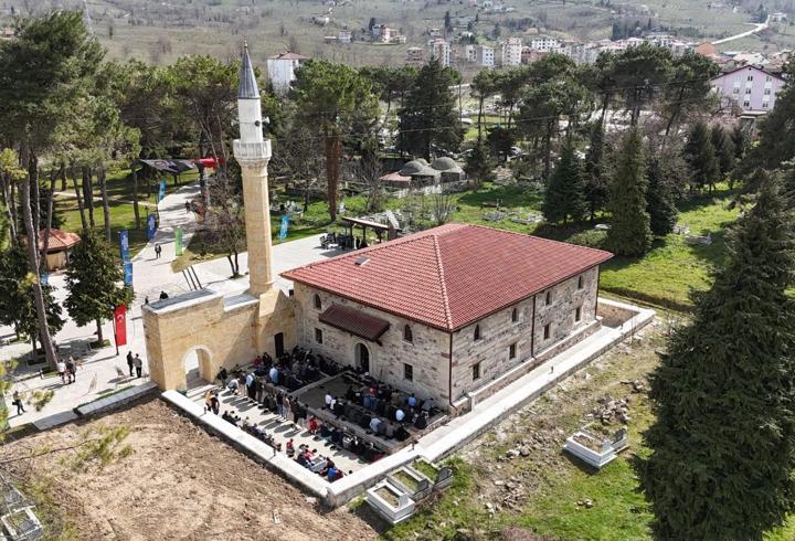 600 yıllık tarihi cami yeniden ibadete açıldı