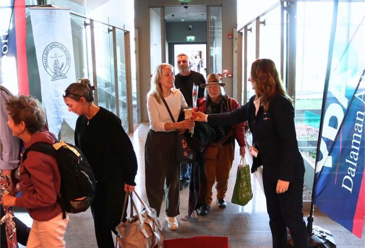 Muğla'da sezonun ilk turist kafilesi çiçeklerle karşılandı 