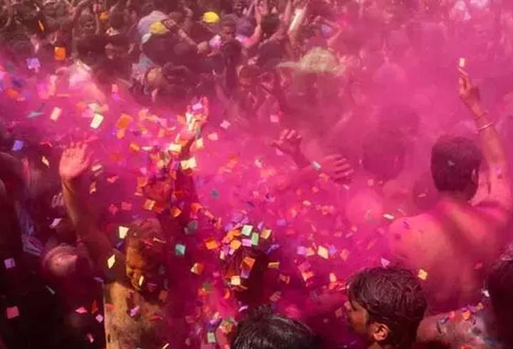 Hindistan'daki bahar festivalinden renkli görüntüler!