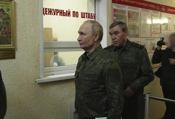 Putin'in giydiği askeri üniforma hala gündemde! ''Kendisini Stalin gibi görüyor''