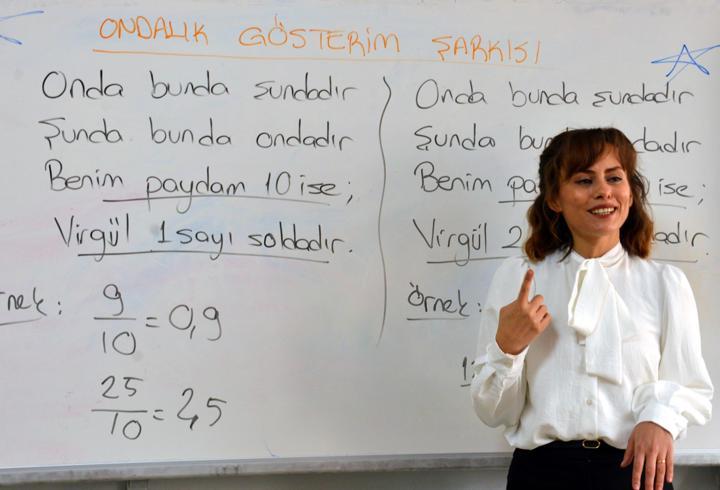 Gülsevim öğretmen, matematik dersini oyun ve şarkılarla öğretiyor