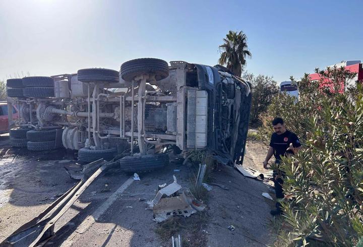 Devrilen beton mikserinde sürücü yaralandı
