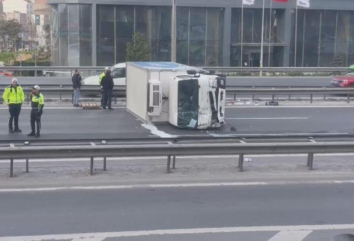 Bağcılar Basın Ekspres yolunda kamyonet devrildi
