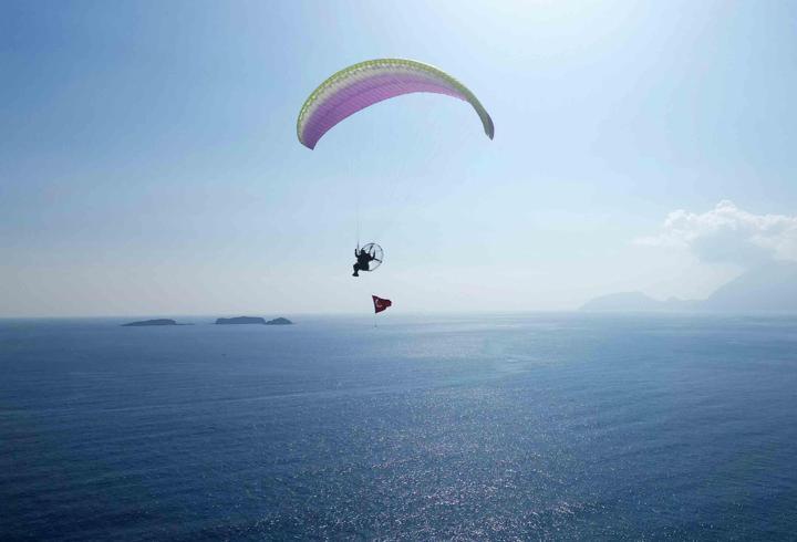 Kemer'de gökyüzü paramotor festivaliyle şenlenecek