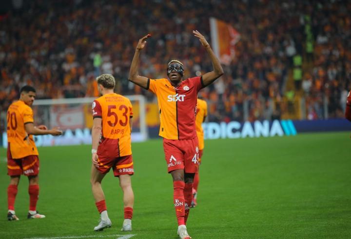 Kariyerindeki 6. hat-trick! Victor Osimhen yıldızlaştı...