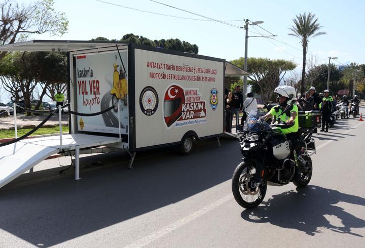 Motosikletlilere özel eğitim karavanı