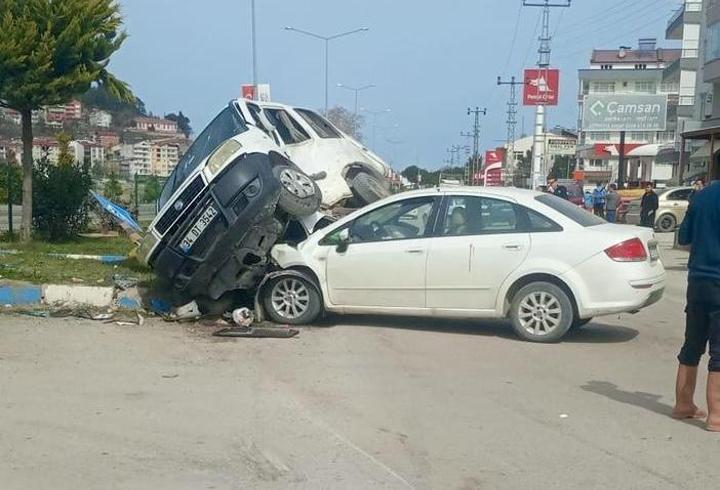 Sinop'ta otomobil ile çarpışan panelvanın sürücüsü yaralandı