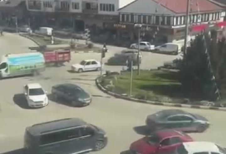 Trafiğin yoğun olduğu caddede ters yönden gitti