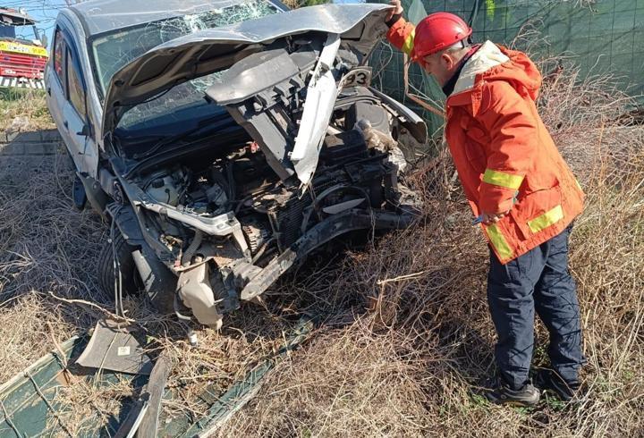 Kontrolden çıkarak şarampole devrilen otomobilin sürücüsü yaralandı 