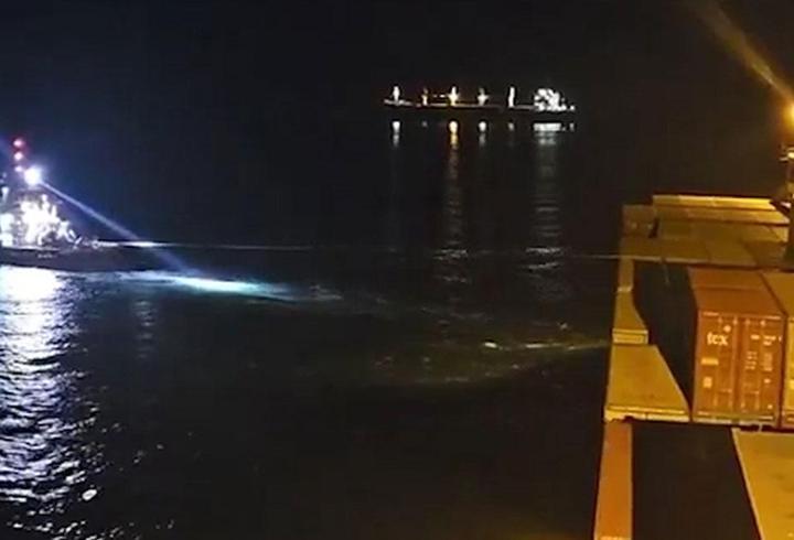 Bakırköy'de Liberya bayraklı gemi karaya oturdu