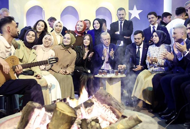 Cumhurbaşkanı Erdoğan, İstanbul'da gençlerle bir araya geldi