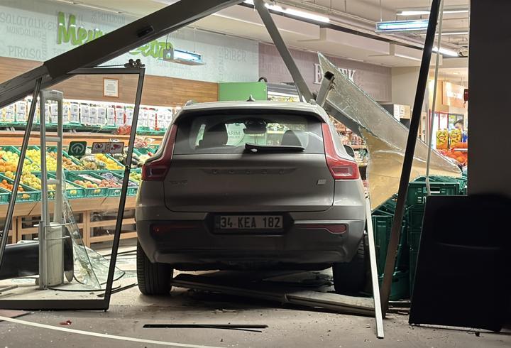 Kocaeli'de, markete dalan cipteki 2 kişi yaralandı