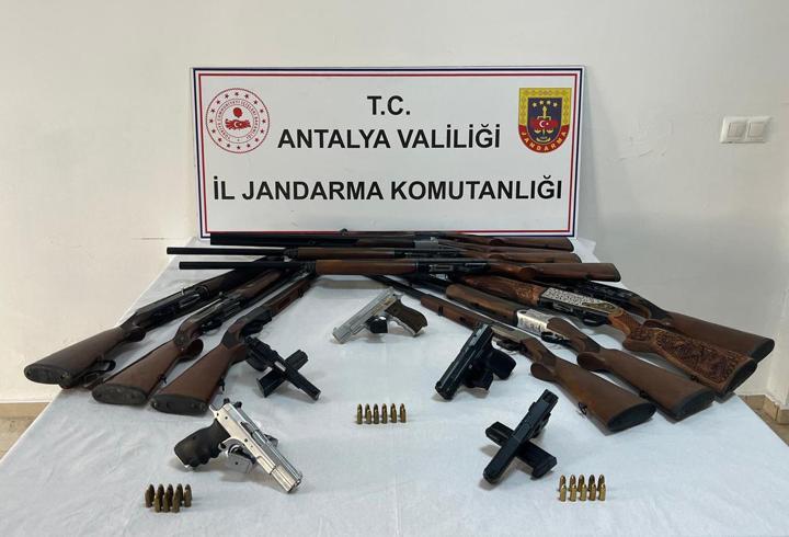 Serik'te ruhsatsız silah operasyonu