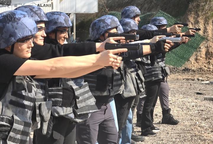 Kadın polisler hedefleri başarıyla vurdu