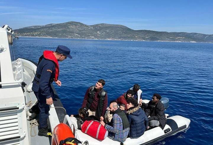 İzmir açıklarında 11 düzensiz göçmen yakalandı