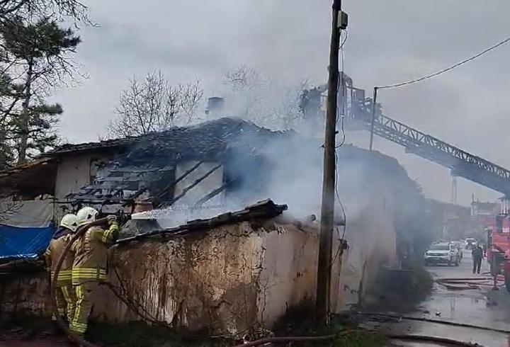 Bahçede ekmek yaparken evi yakıyordu