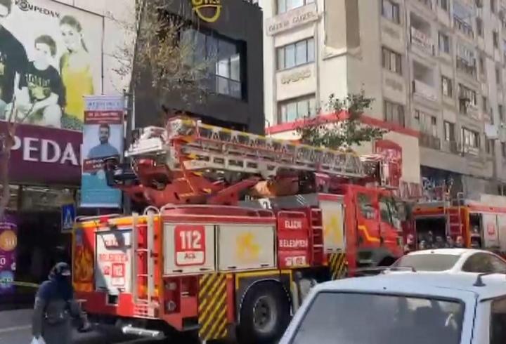 Dönercide çıkan yangında 2 çalışan dumandan etkilendi