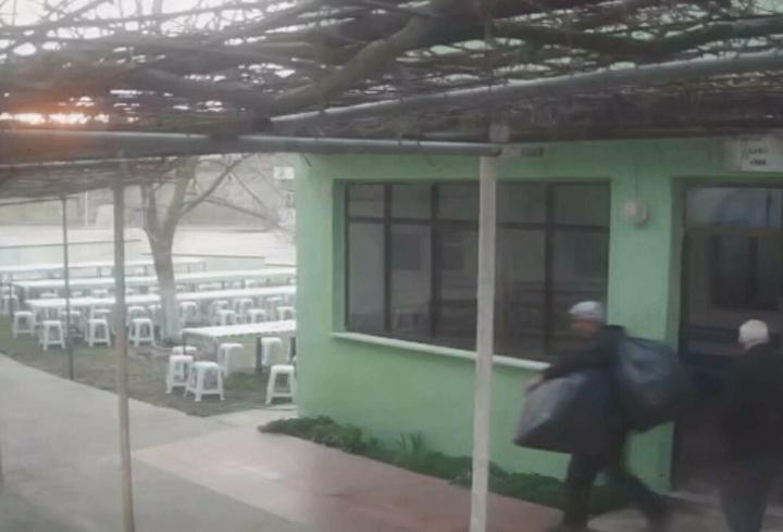 Camiden asırlık 6 halıyı çalan 2 şüpheli tutuklandı