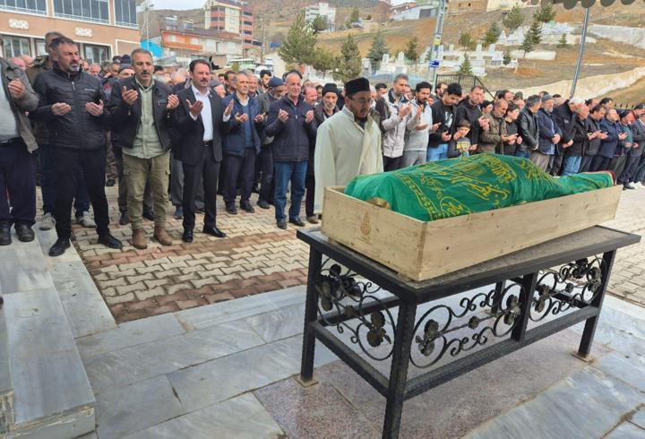 Annesinin tabutunun başında kalp krizi geçirdi
