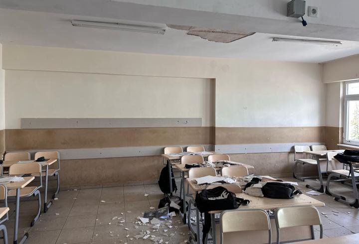 Tavan sıvası düşen sınıfta 4 öğrenci hafif yaralandı