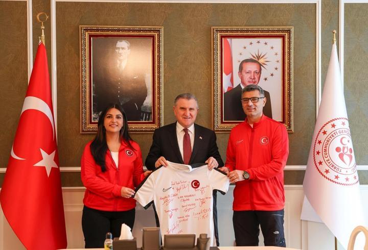 Bakan Bak, Atıcılık Milli Takımı’nı kabul etti