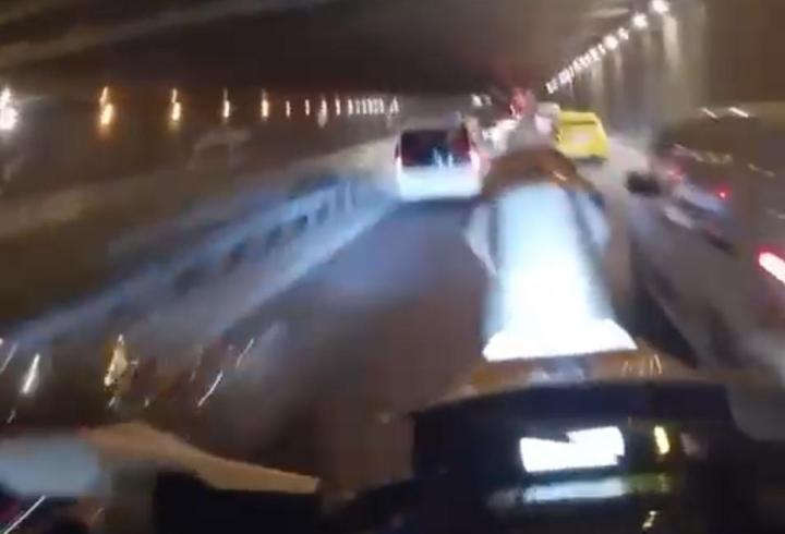 Trafikte motosikletiyle tek teker üzerinde ilerledi
