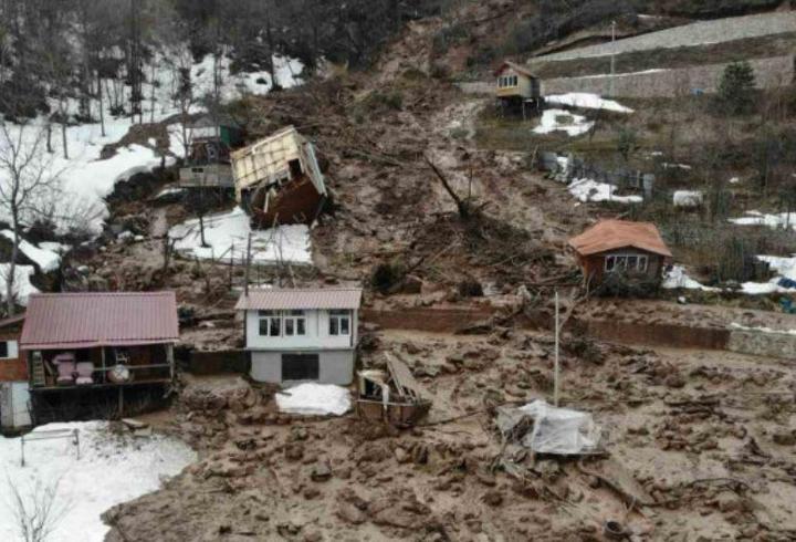 Artvin’de heyelan; ahşap ev çatısının üzerine devrildi