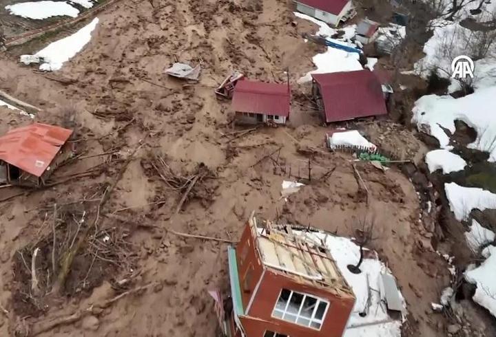 Artvin'de heyelan 3 evi yuttu!
