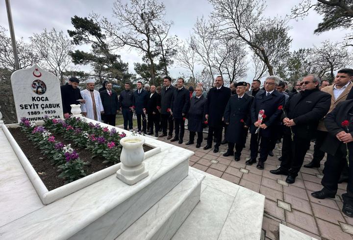 Seyit Onbaşı, mezarı başında anıldı