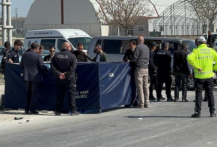 Minibüs, TIR'a çarptı: 1 ölü, 5 yaralı 