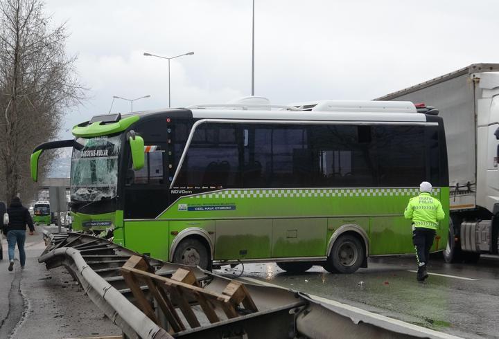 Özel halk otobüsü ile kamyonet çarpıştı; 3 yaralı