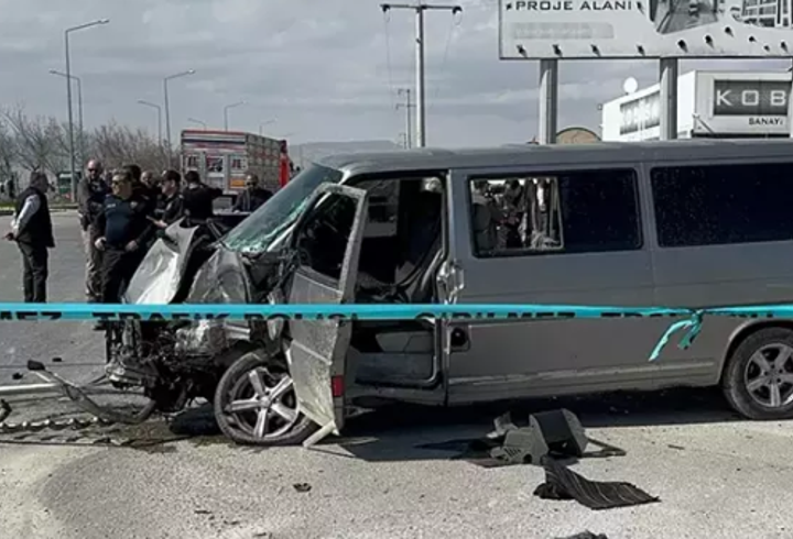 Minibüs, TIR'a çarptı: 1 ölü, 5 yaralı
