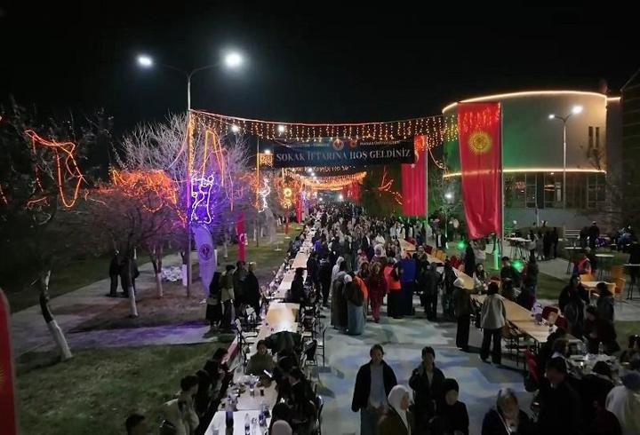 Kırgızistan-Türkiye Manas Üniversitesi'nden iftar