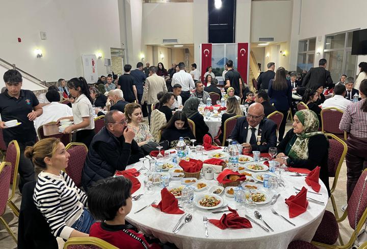 Kumluca ve Finike ilçelerinde şehit aileleri ile gaziler için iftar verildi