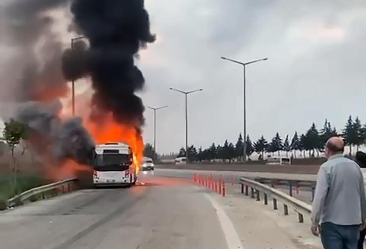 Seyir halindeyken alev alan belediye otobüsü yandı