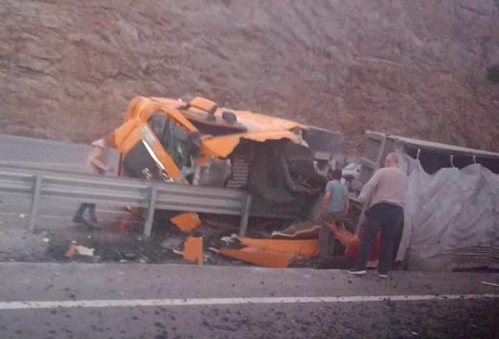 Refüje devrilen TIR'daki 2 kişi öldü