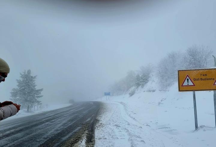 Domaniç'te kar ve buzlanma ulaşımı aksattı