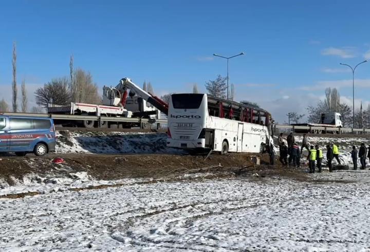 Yolcu otobüsü şarampole devrildi; 1 ölü, 25 yaralı