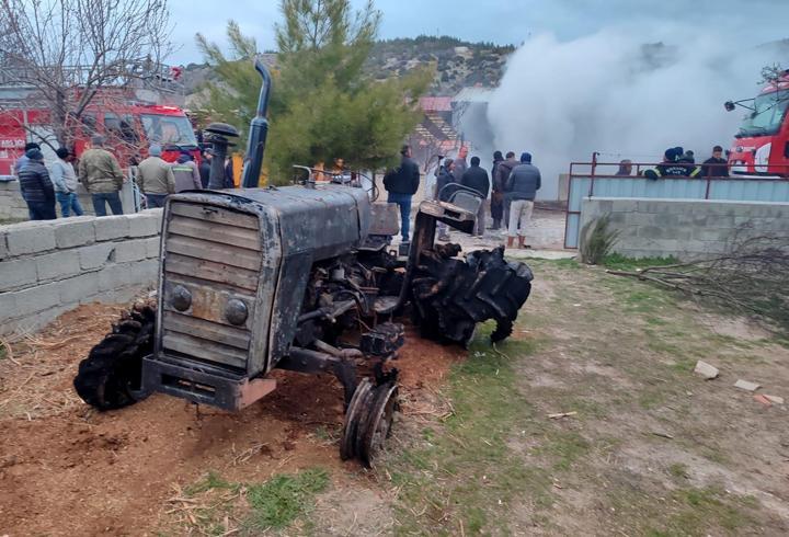 Odunluk yangını büyüdü, traktör ve samanlar kül oldu