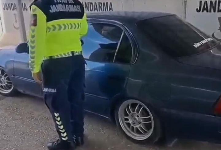 Adana'da modifiyeli otomobil trafikten men edildi