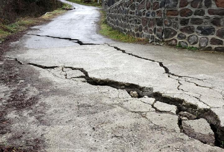 Trabzon’da beton yolda oluşan derin çatlaklar endişelendirdi 