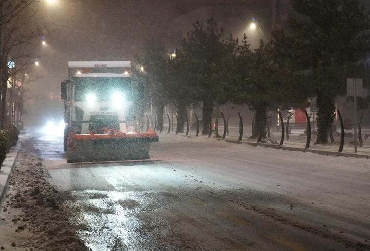 Niğde'de belediye ekiplerinin karla mücadele çalışmaları sürüyor